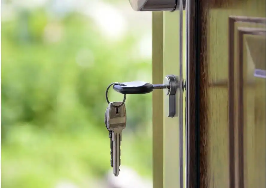 Picture of a set of keys in a door